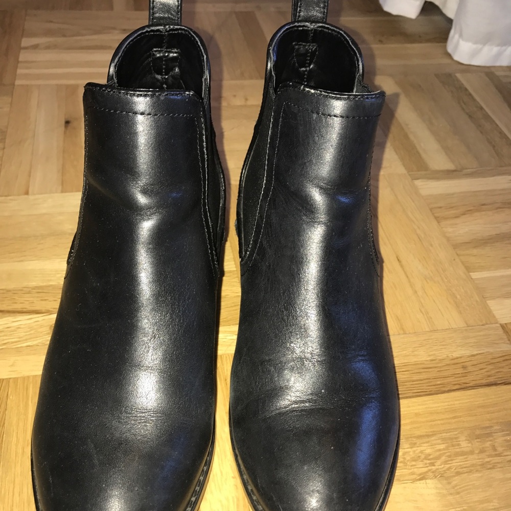 Steve Madden black booties